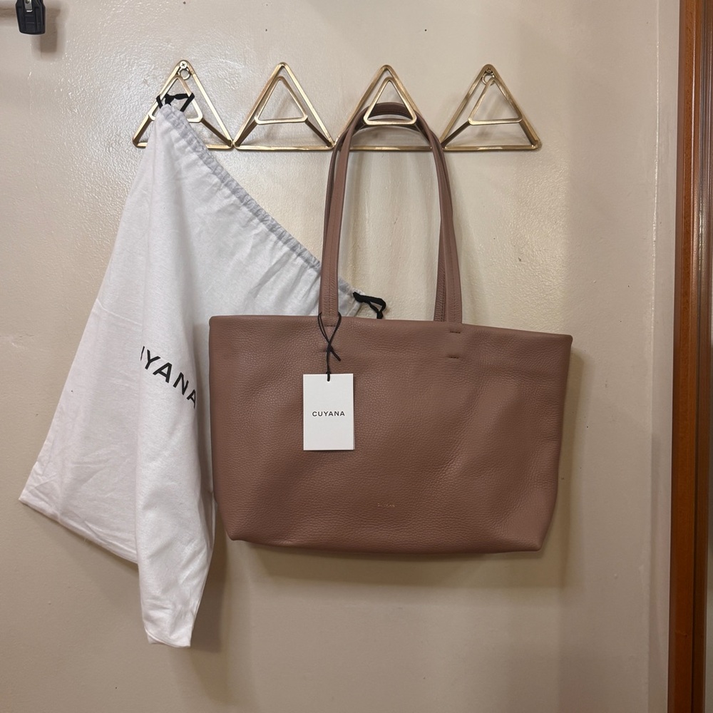 Cuyana Small Easy Tote in Cappuccino - Picture 2 of 8